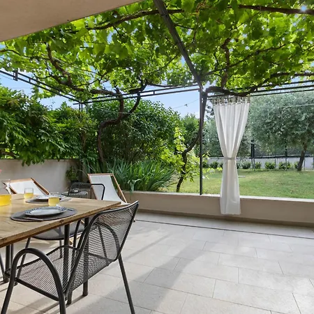 Apartment Pergola With Garden In Porec
