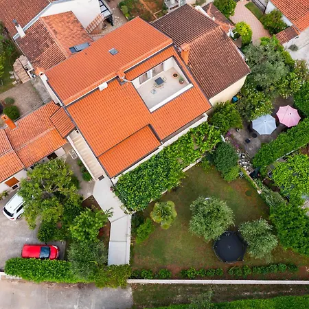 Apartment Pergola With Garden In Porec