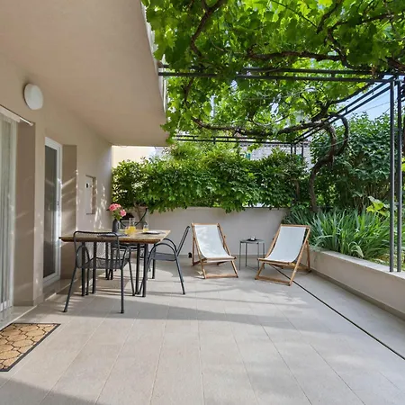 Pergola With Garden In * Porec
